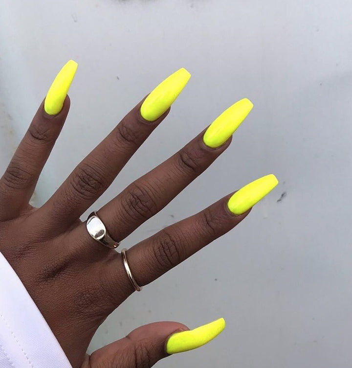 Glamorous artificial nails with high-gloss finish Bowlift