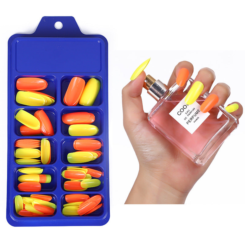 Artificial nails in elegant stiletto style Bowlift