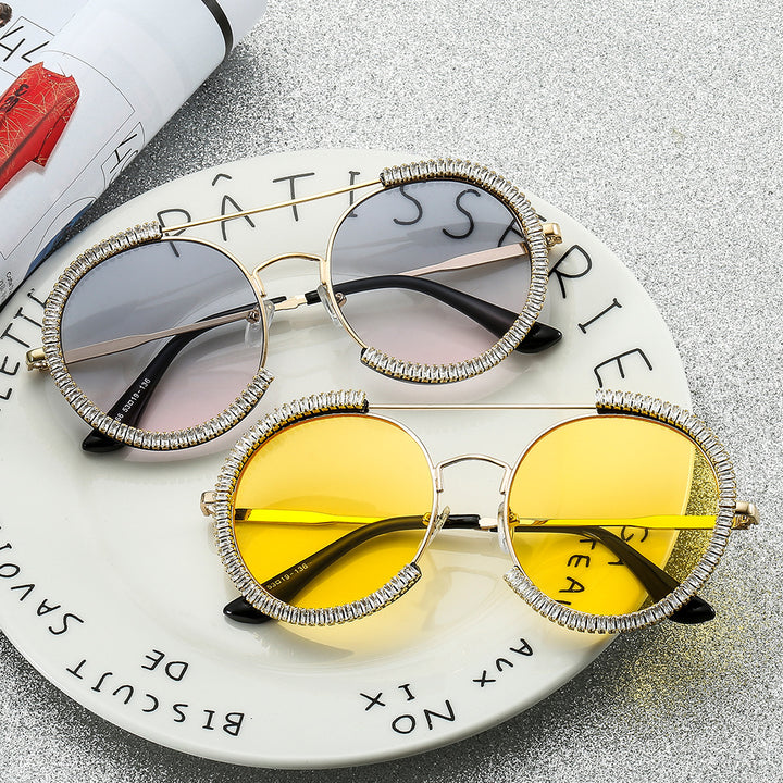 Ladies sunglasses with glamorous rim and innovative design Bowlift