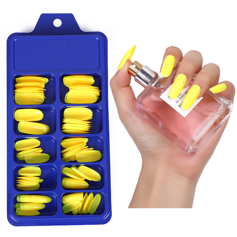 Artificial nails in elegant stiletto style Bowlift
