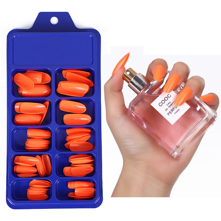 Artificial nails in elegant stiletto style Bowlift