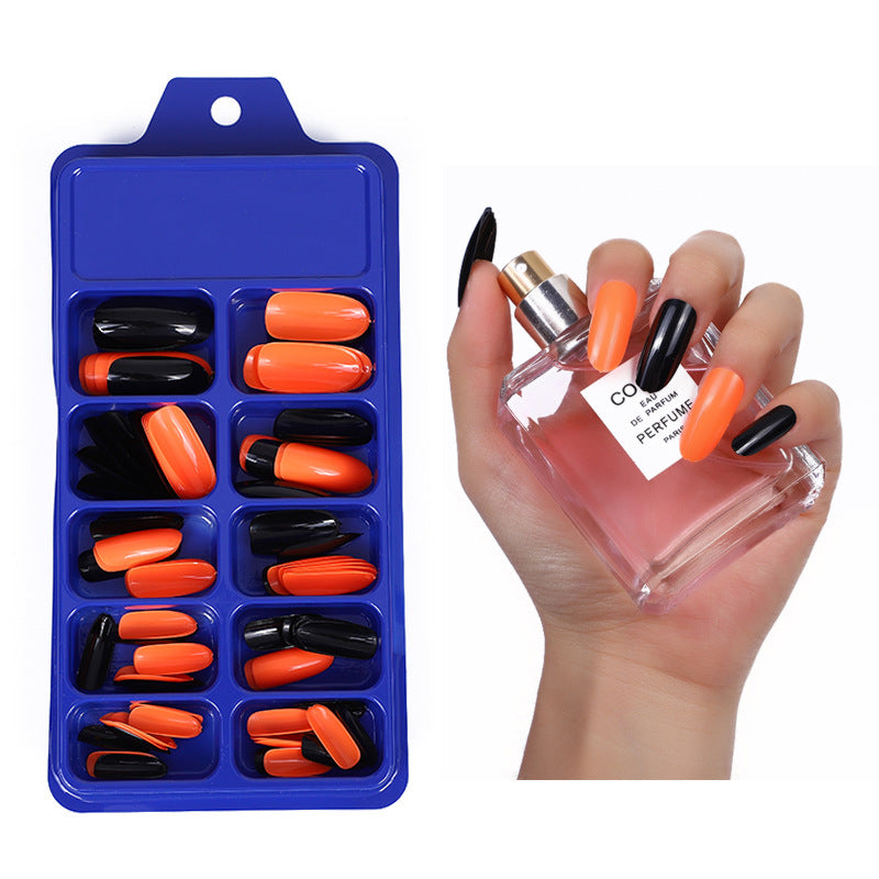 Artificial nails in elegant stiletto style Bowlift