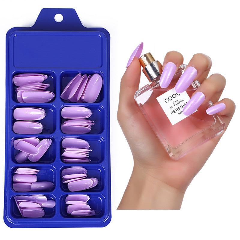 Artificial nails in elegant stiletto style Bowlift