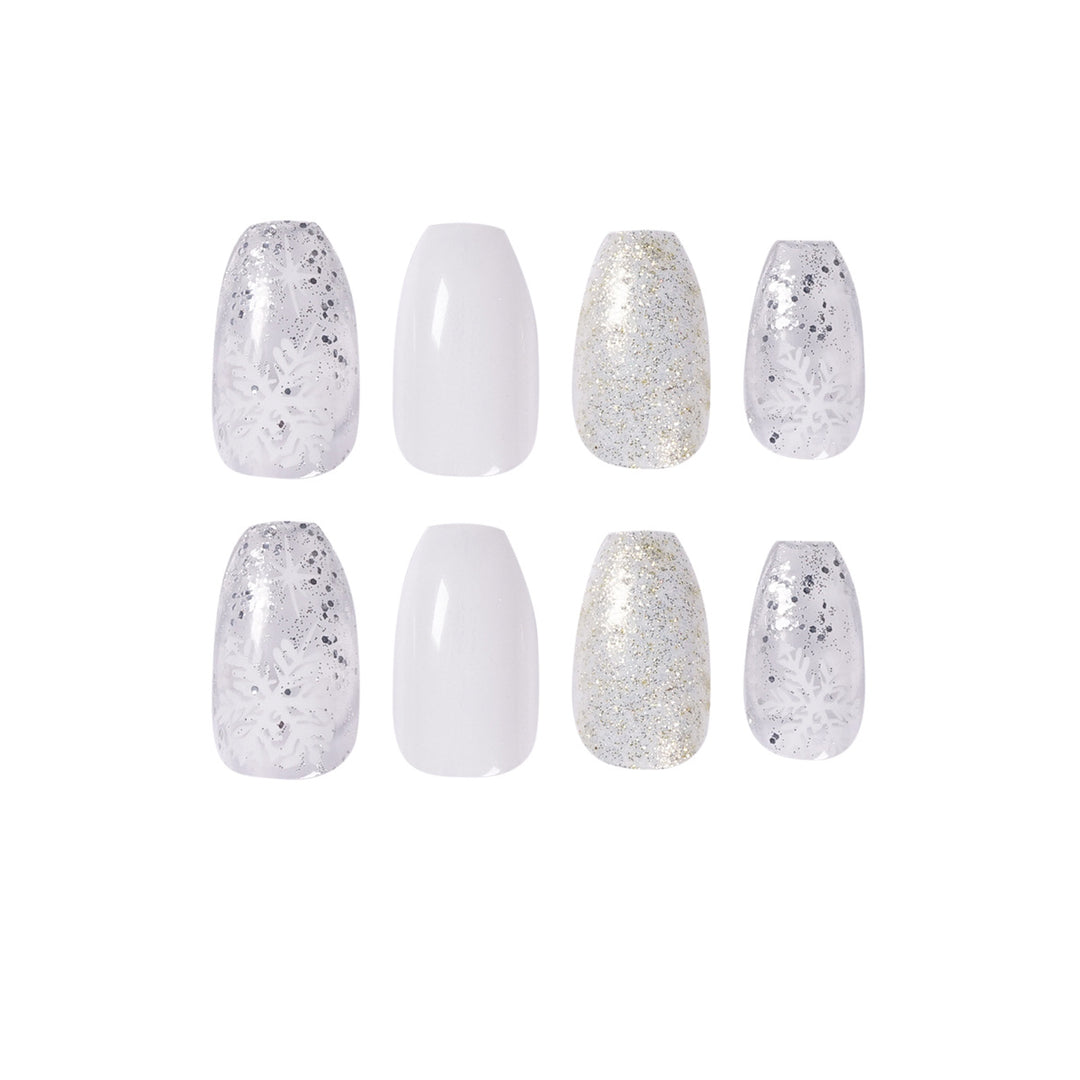 Glamorous nail art with winter motif Bowlift