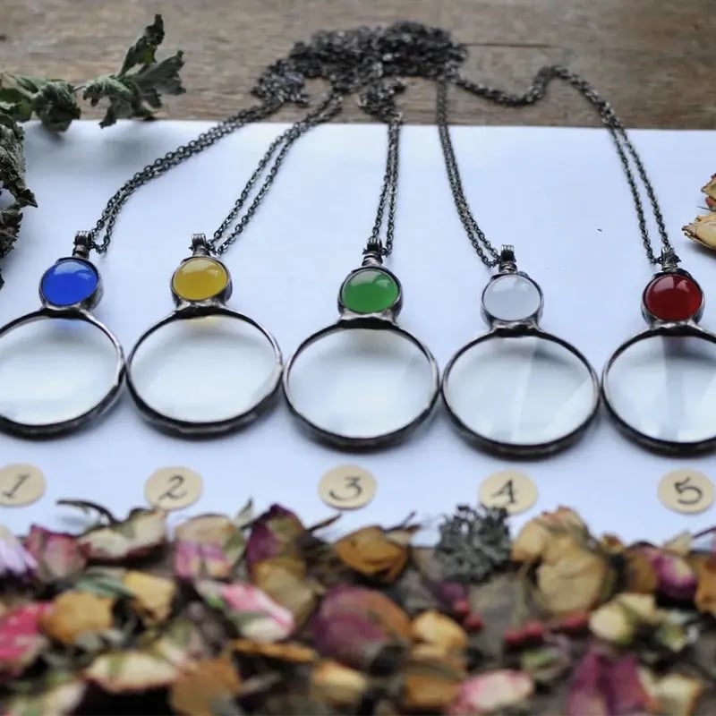 BowLift | Necklace with magnifying pendant