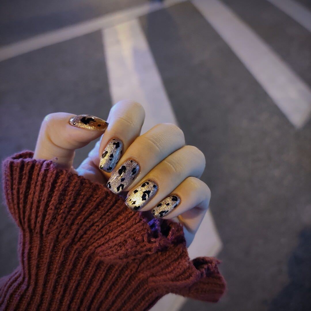 Glamorous nail art with glitter effects Bowlift