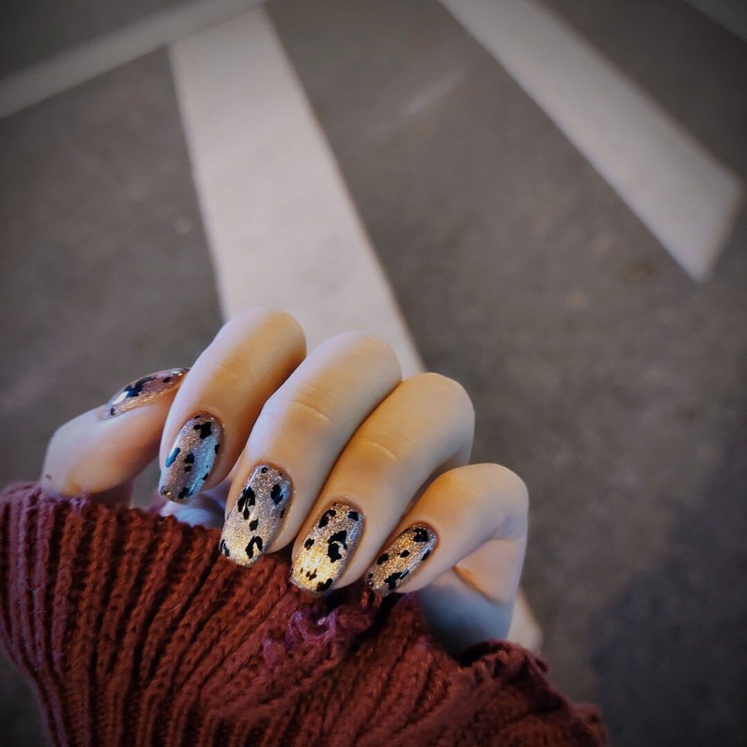 Glamorous nail art with glitter effects Bowlift