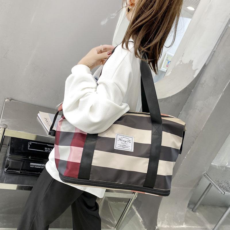 BowLift | Fashionable checked travel bag