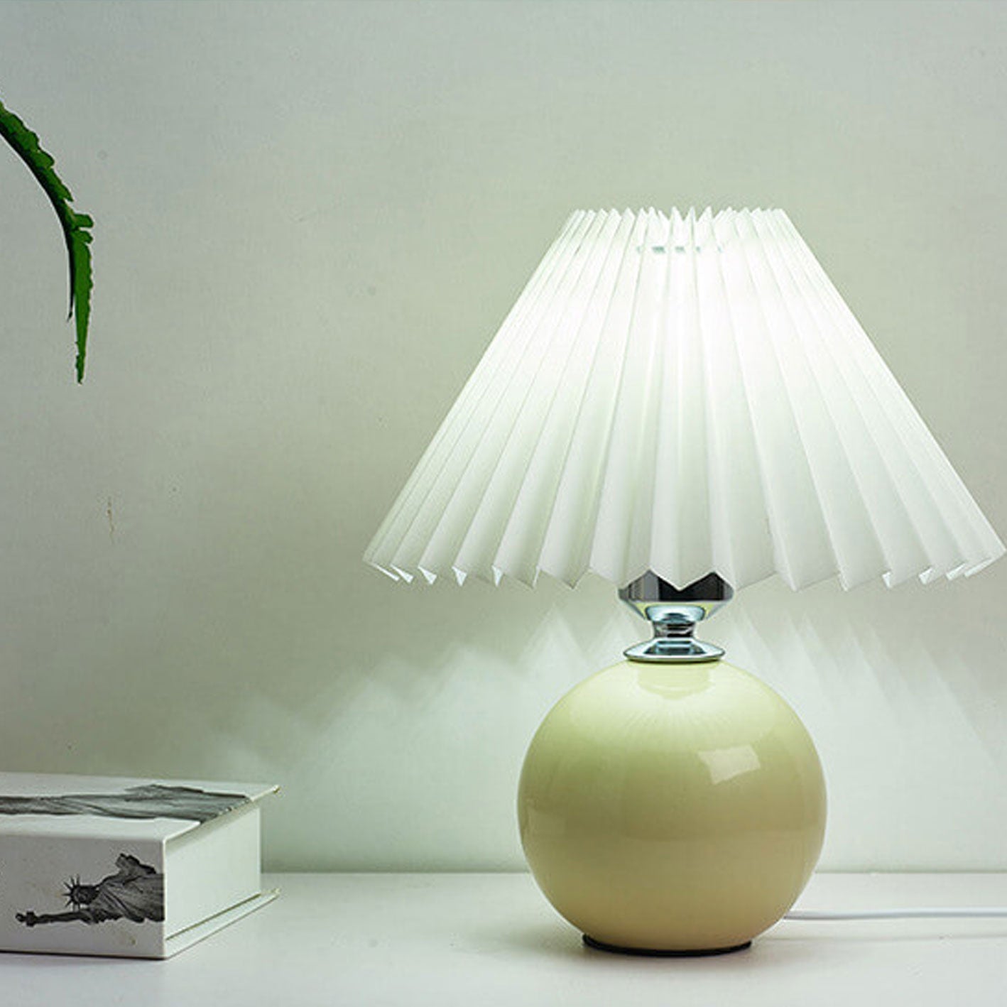 BowLift | Nordic minimalist 1-light table lamp made of ceramic with pleats