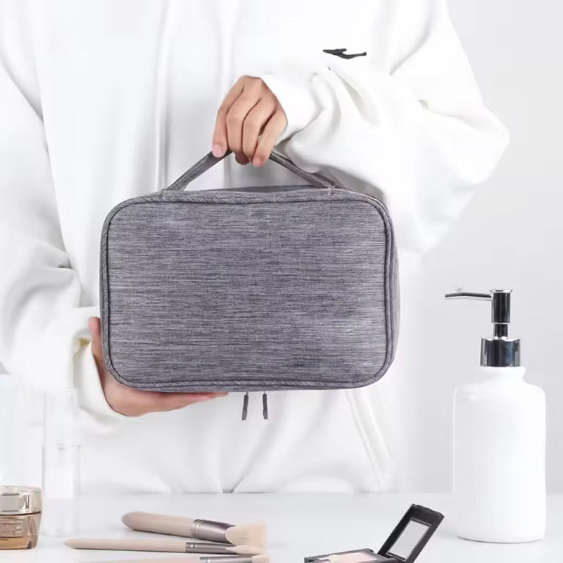 Water-repellent make-up bag with hanging hook | Bowlift