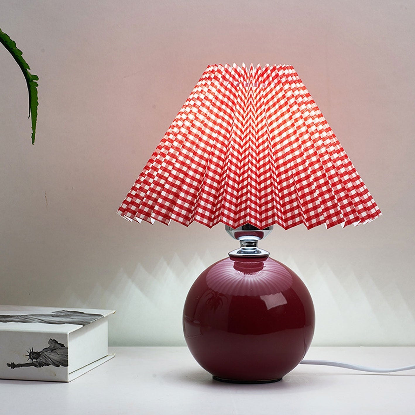 BowLift | Nordic minimalist 1-light table lamp made of ceramic with pleats