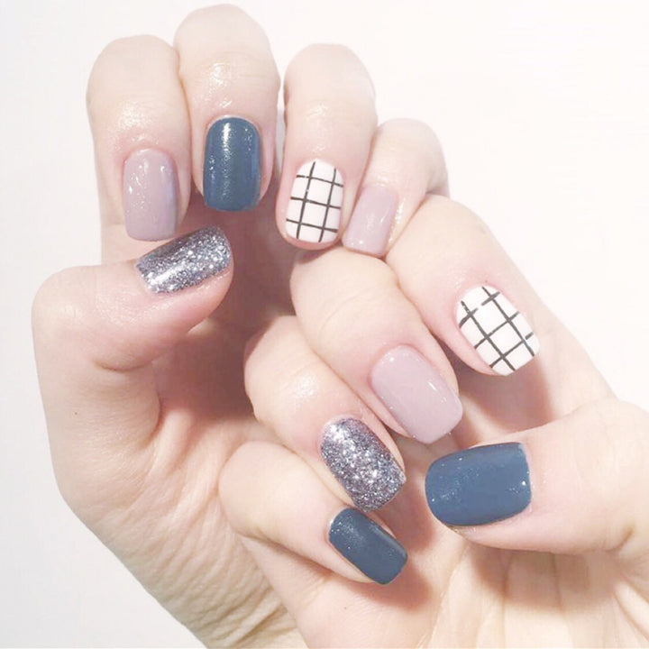 Nail art design with glamorous accents Bowlift