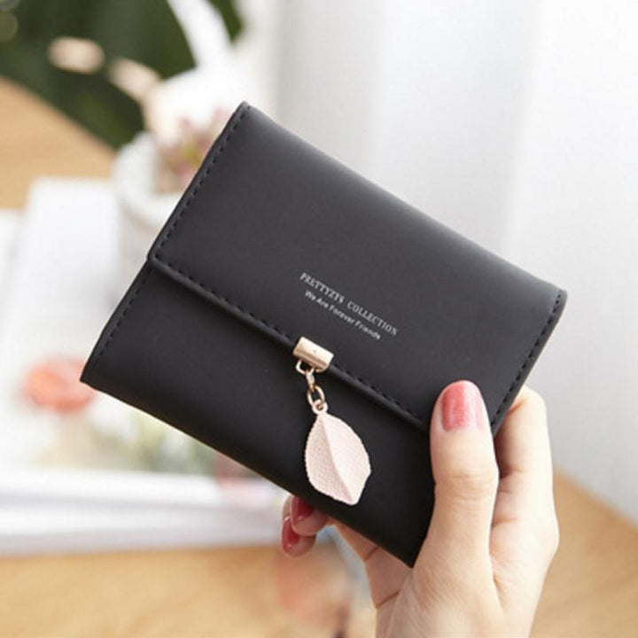 Short wallet with three folds and leaf decor | Bowlift