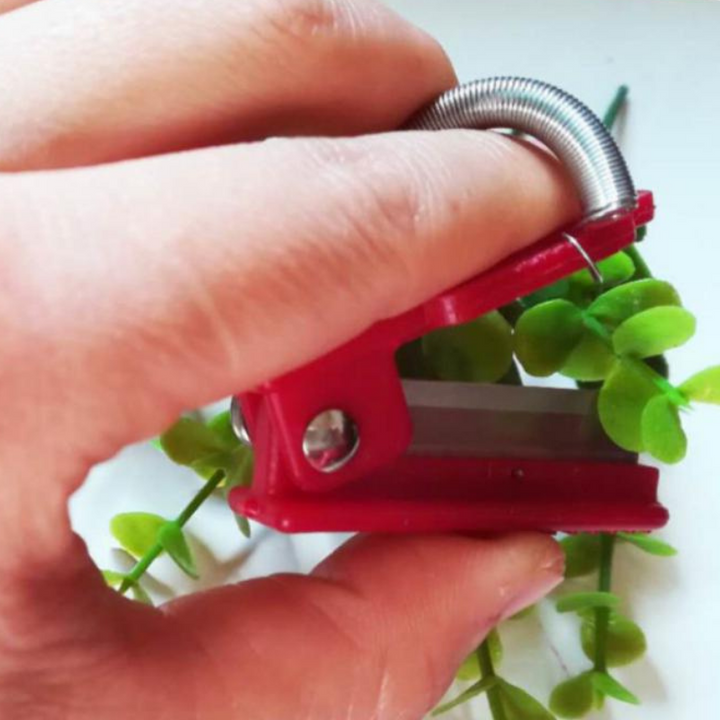 BowLift | GardenGrip | Easily harvest your own vegetables and fruit with this handy tool!