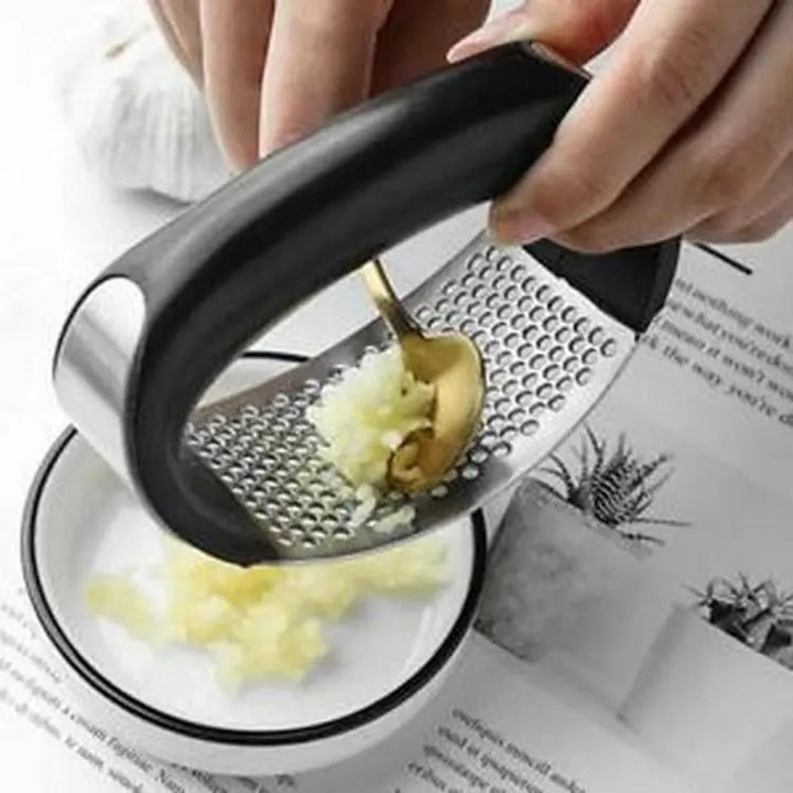 Simple manual garlic press | Bowlift