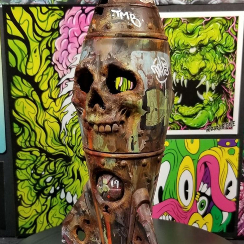 Ornament made of resin skull bomb | Bowlift