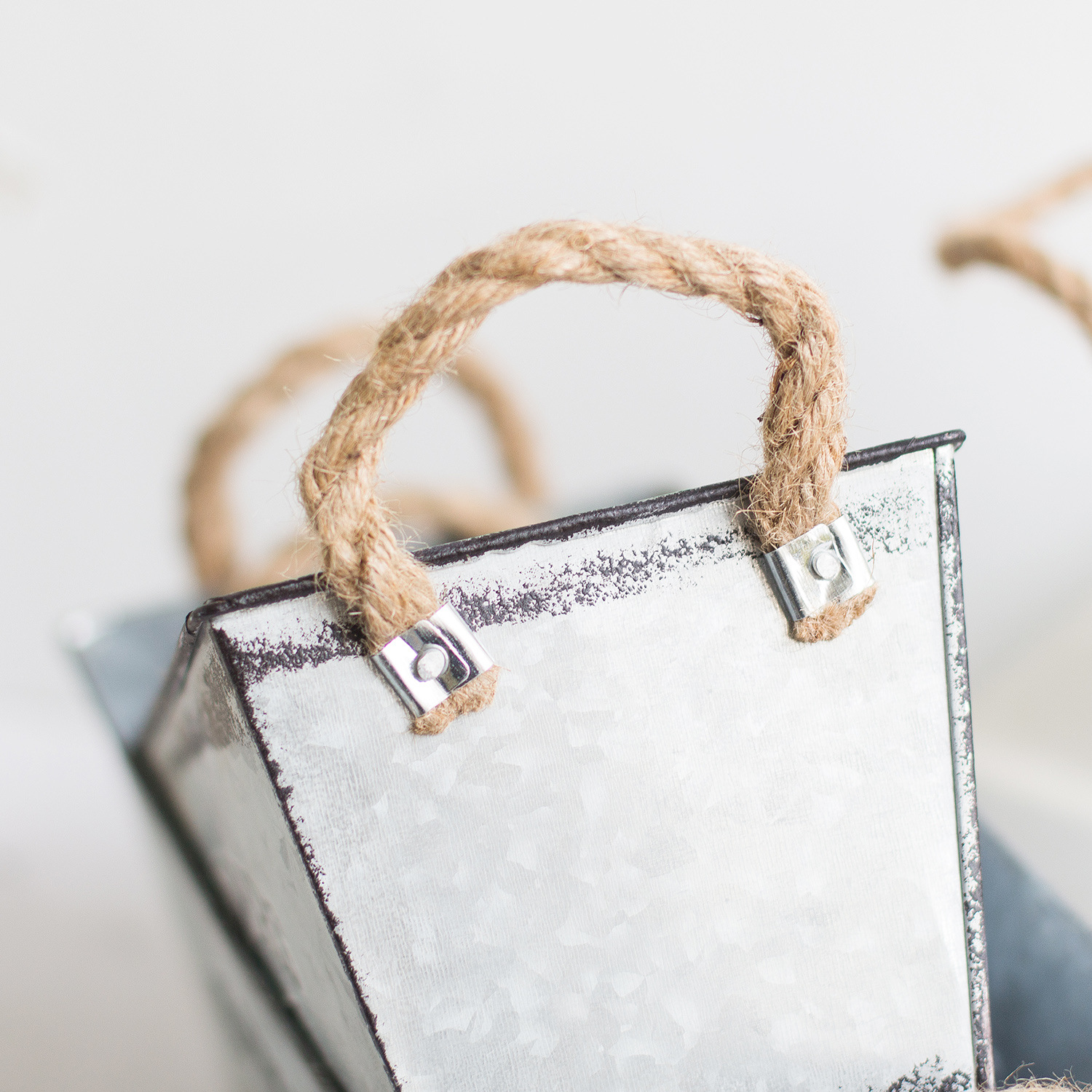 BowLift | Decorative flower and garden container made of metal with hemp rope handles