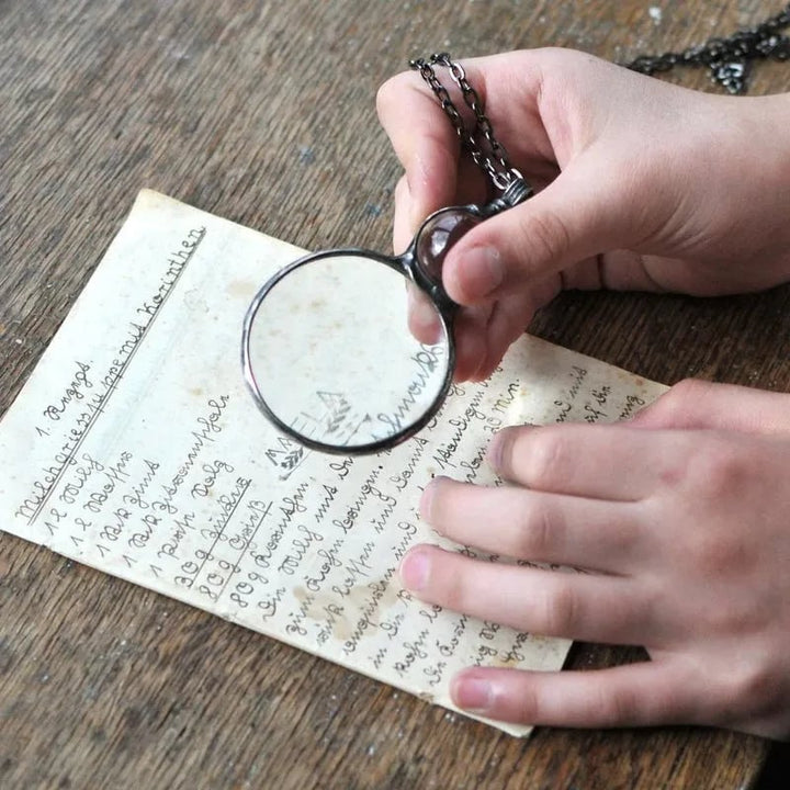 BowLift | Necklace with magnifying pendant