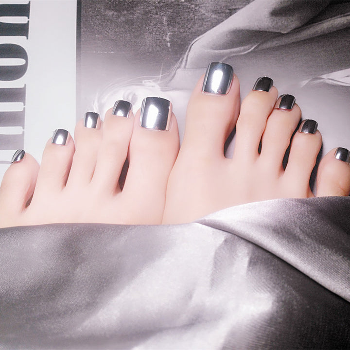 Artful toenails with elegant shine Bowlift