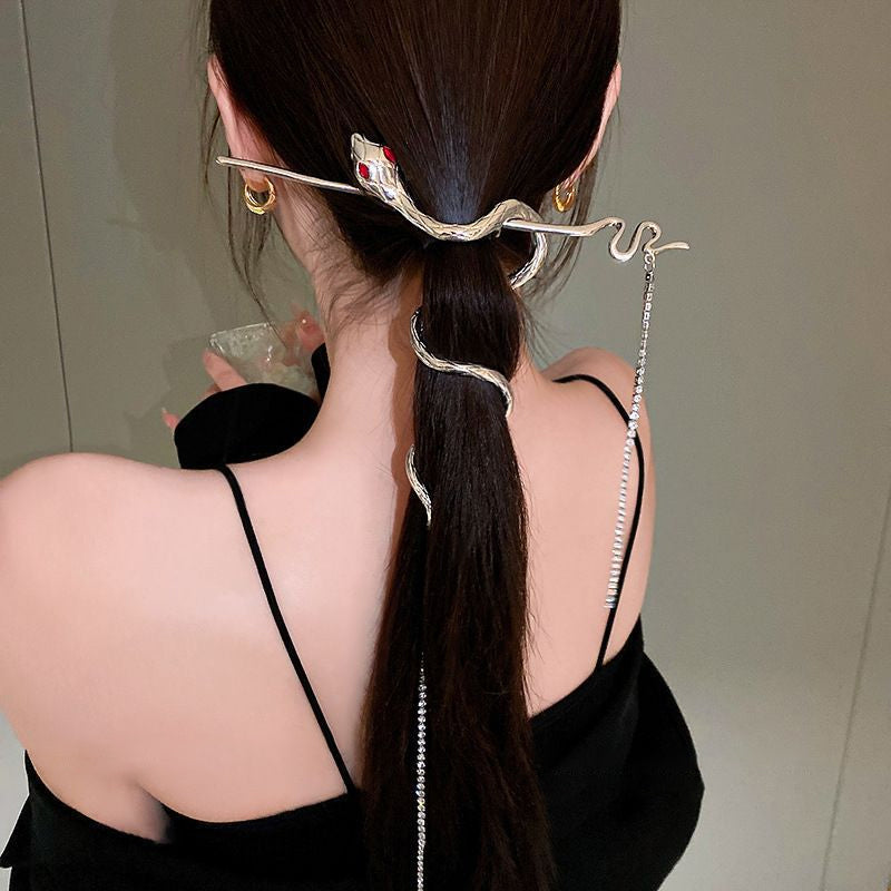 BowLift | Silver Spiral Snake Tassel Hairpin