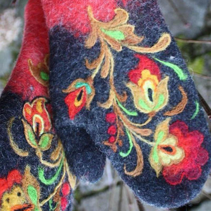 Hand warmer with Christmas flower embroidery | Bowlift