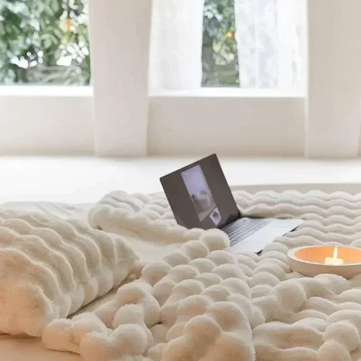 BowLift | Wearable Fluffy Blanket made of Faux Fur - VeluLuxe