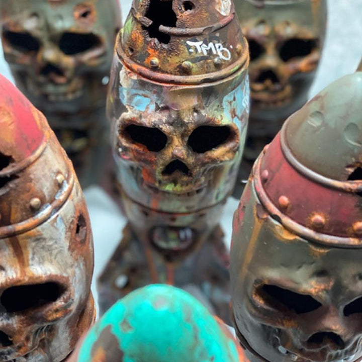 Ornament made of resin skull bomb | Bowlift