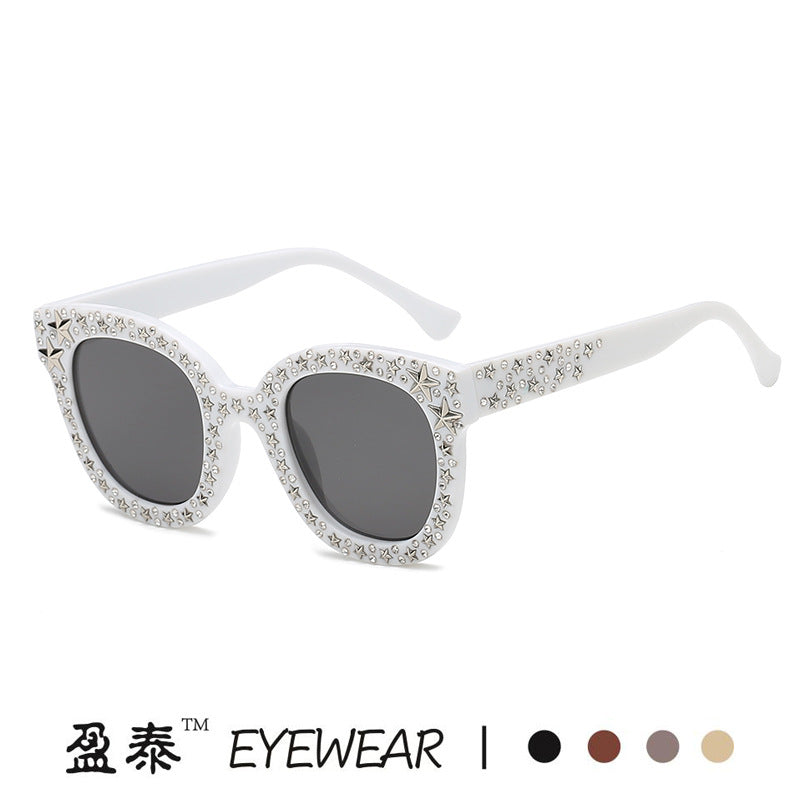 Ladies extravagant Cat-Eye sunglasses with dazzling rhinestone embellishments Bowlift
