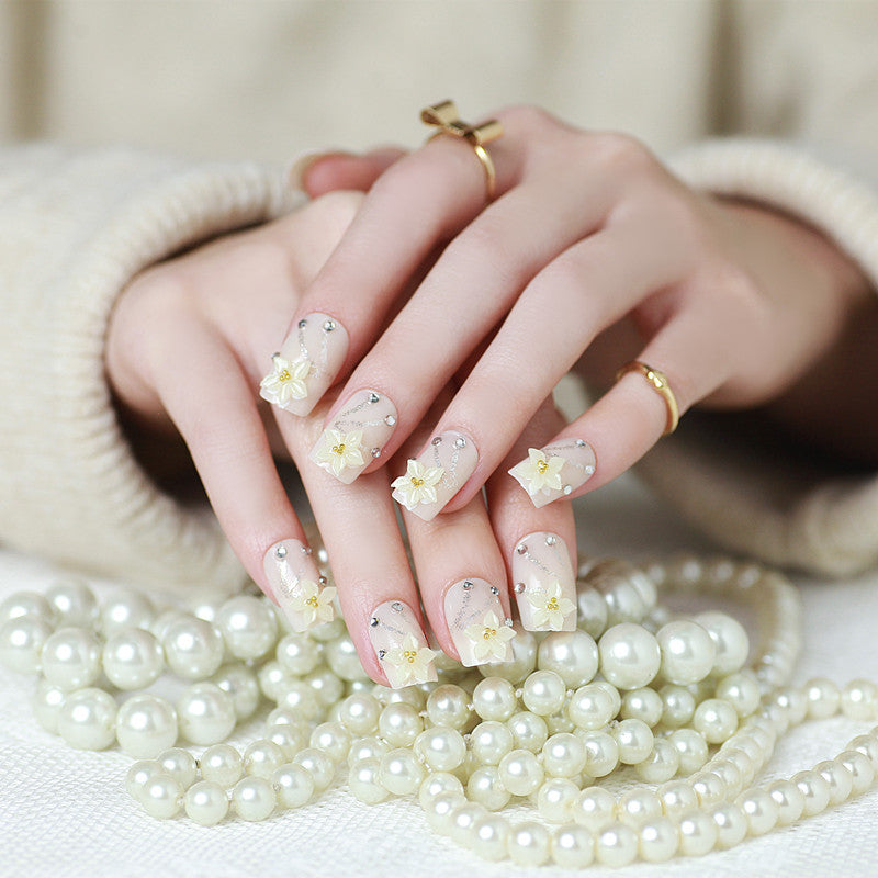 Artificial nails with delicate floral decorations Bowlift