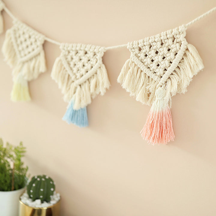 Macrame pennant string with hand-knotted triangle elements and tassels Bowlift