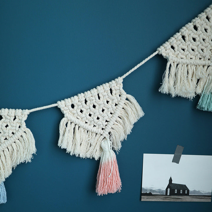 Macrame pennant string with hand-knotted triangle elements and tassels Bowlift