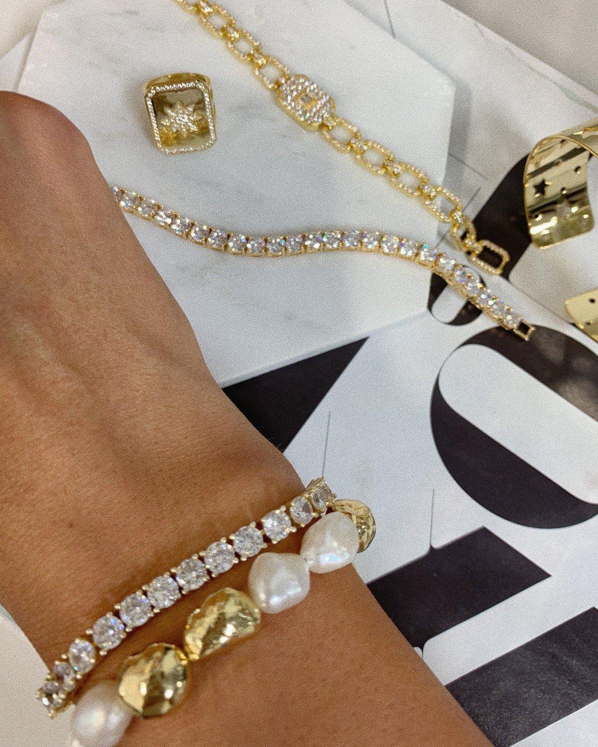 BowLift | DazzleCharm Timeless Sparkle Style