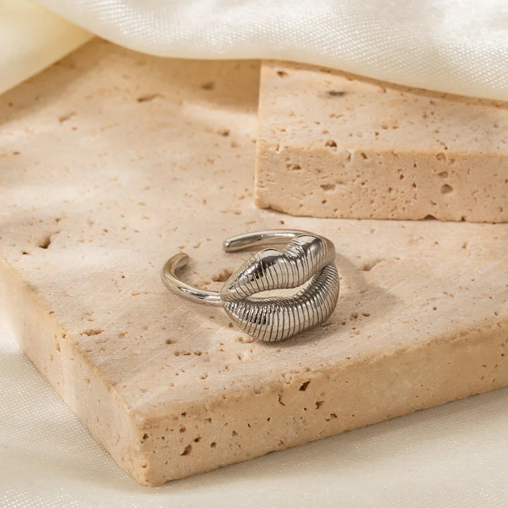BowLift | Bold Kiss Romantic Ring