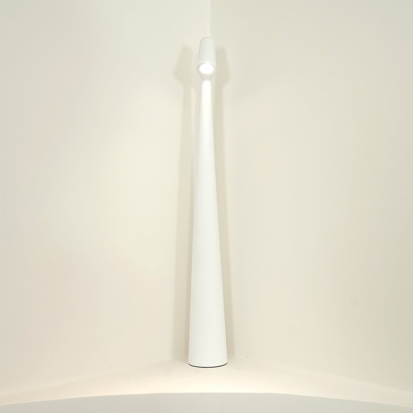 BowLift | EcoLight – Energy-Efficient Rechargeable Desk Lamp