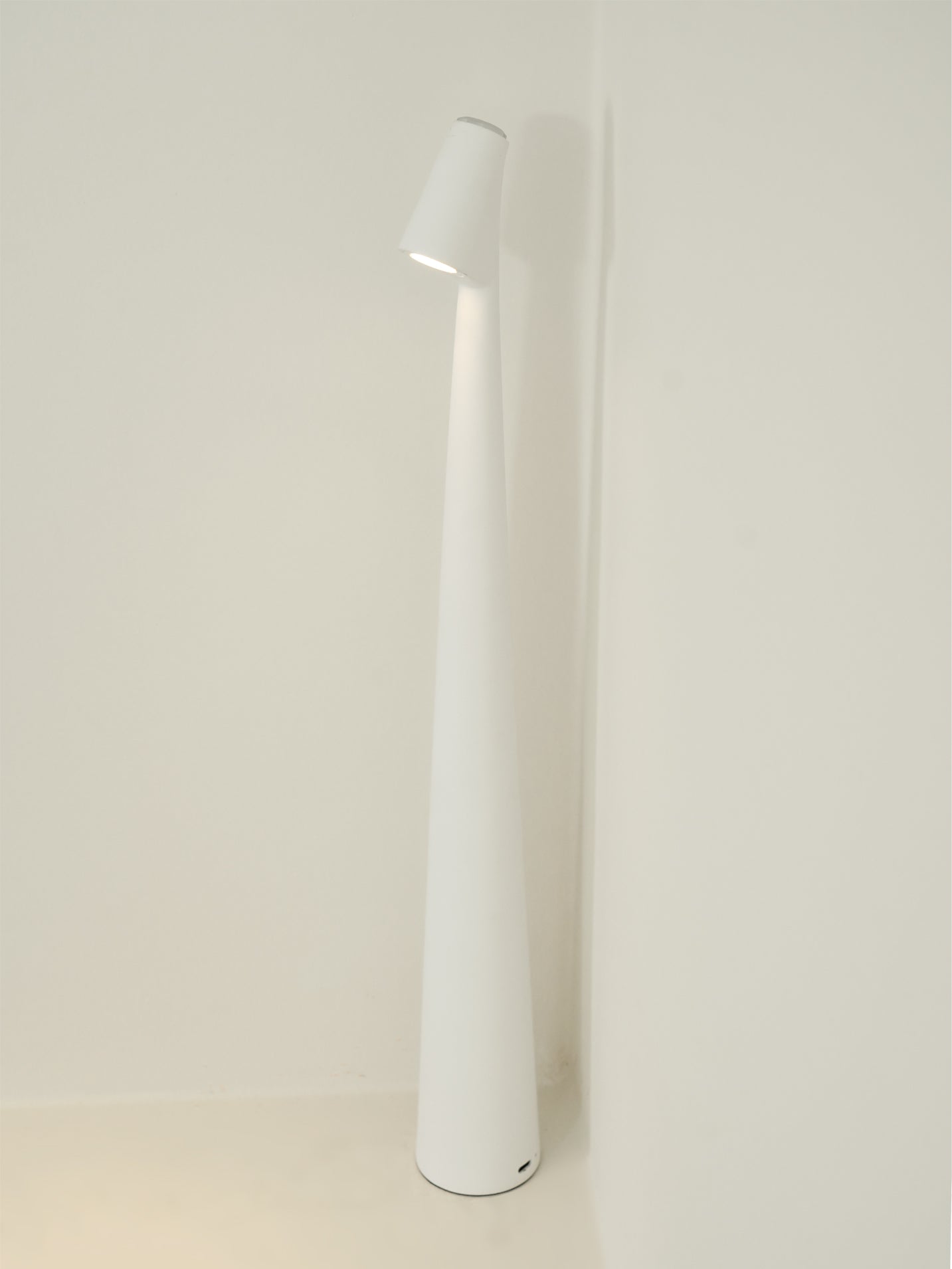 BowLift | EcoLight – Energy-Efficient Rechargeable Desk Lamp