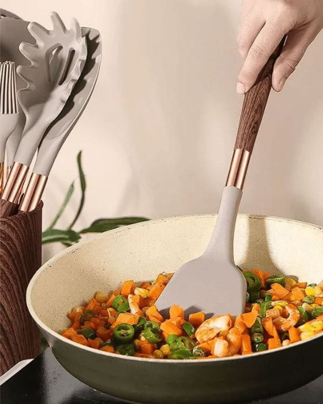BowLift | Elegant silicone utensil set with handles in wood design