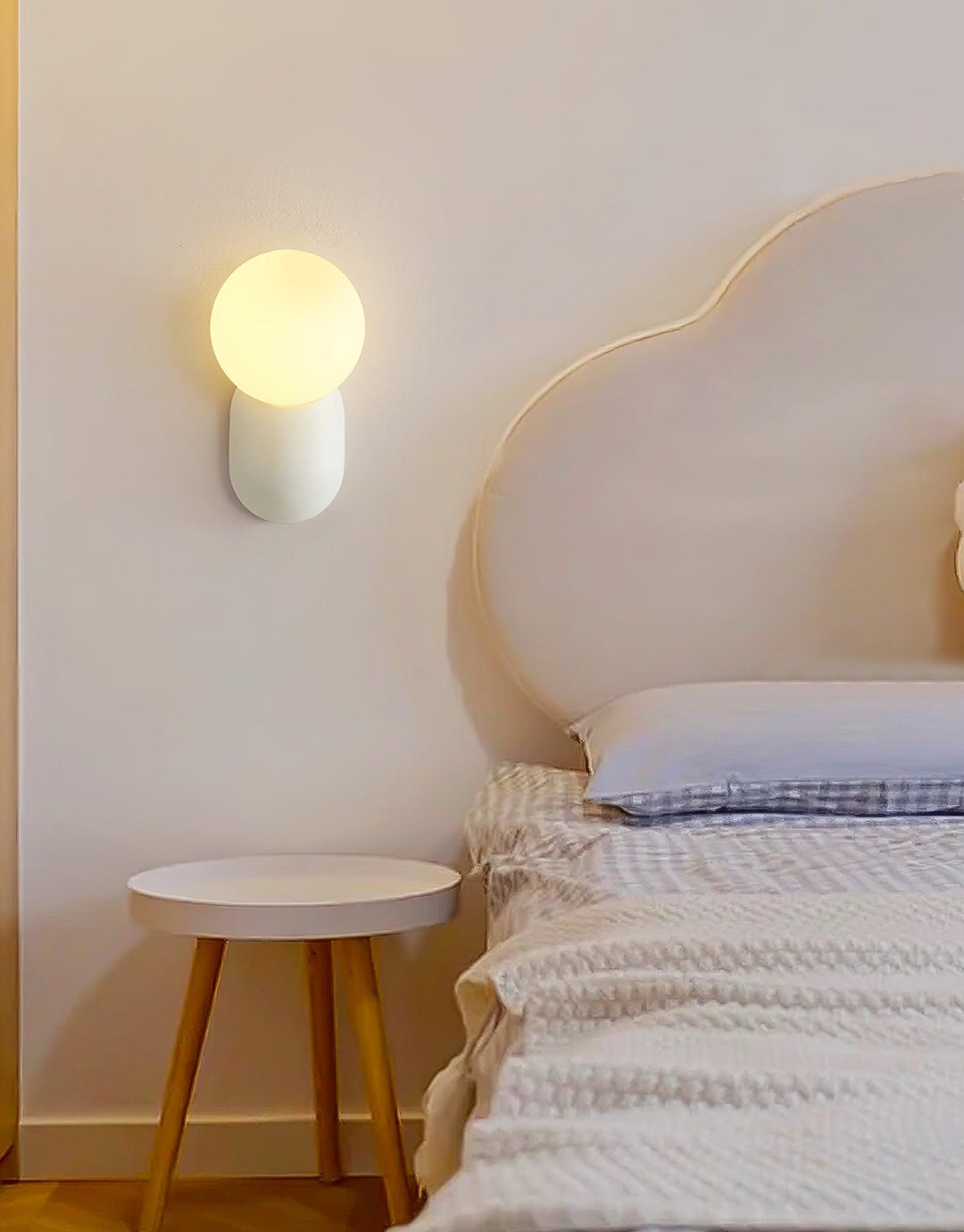 BowLift | ChicGlow Resin Wall Lamp – Elegance and Energy Efficiency in One