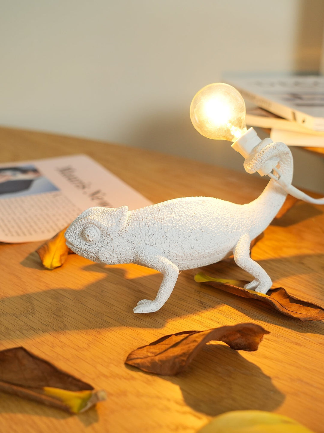 BowLift | CamouGlow – Resin Table Lamp with Charming Chameleon Detail