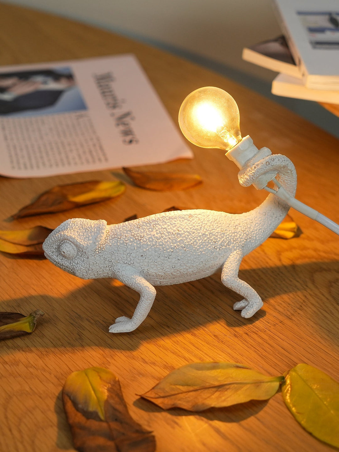 BowLift | CamouGlow – Resin Table Lamp with Charming Chameleon Detail