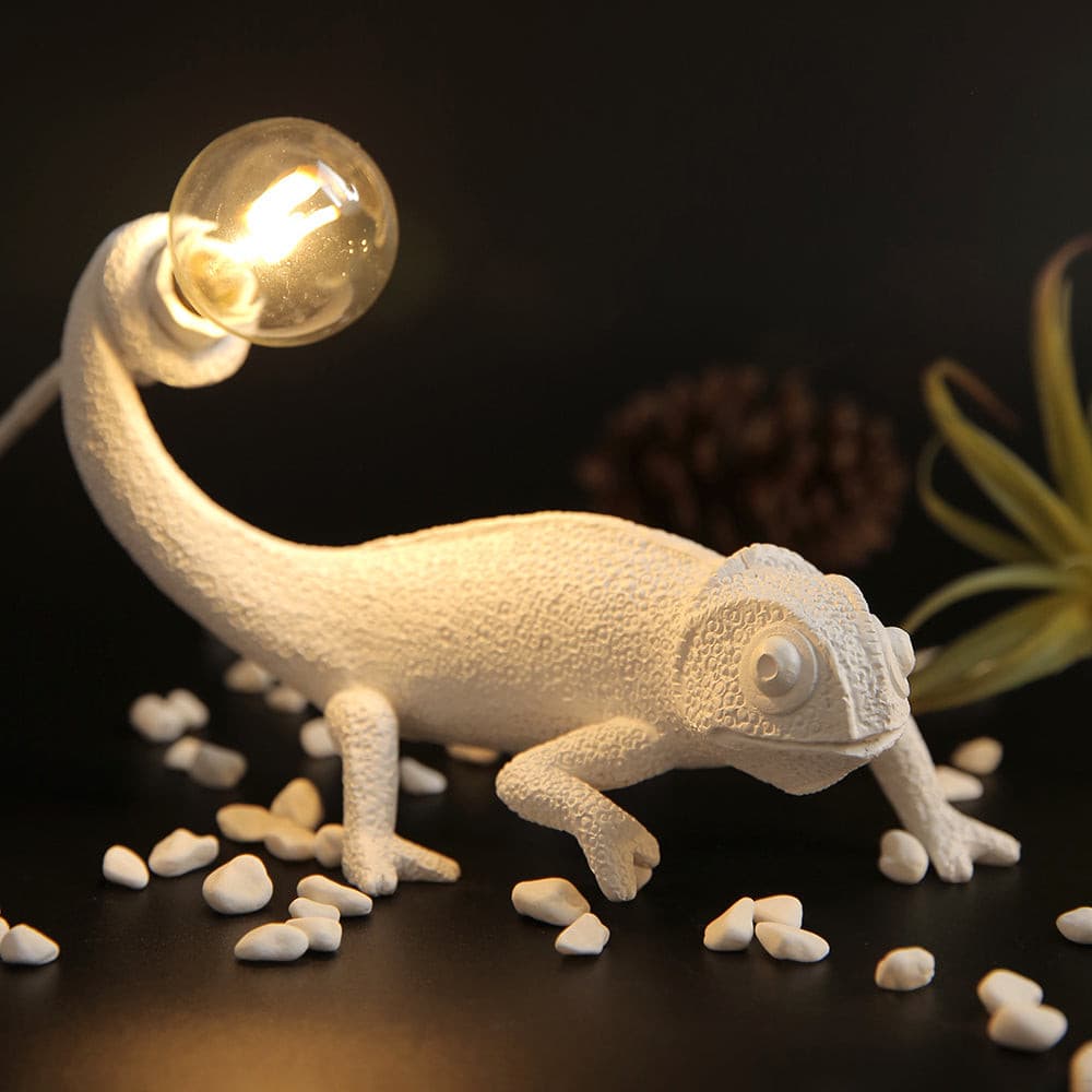 BowLift | CamouGlow – Resin Table Lamp with Charming Chameleon Detail