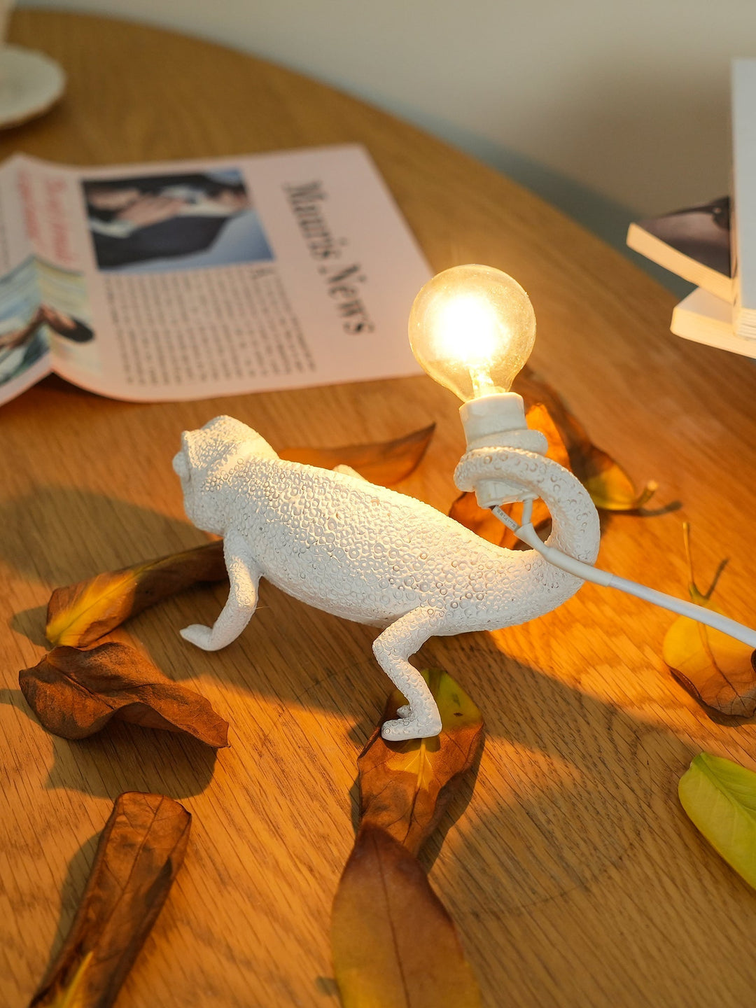 BowLift | CamouGlow – Resin Table Lamp with Charming Chameleon Detail