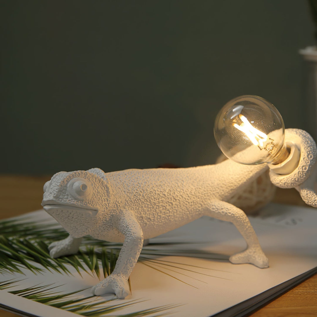 BowLift | CamouGlow – Resin Table Lamp with Charming Chameleon Detail