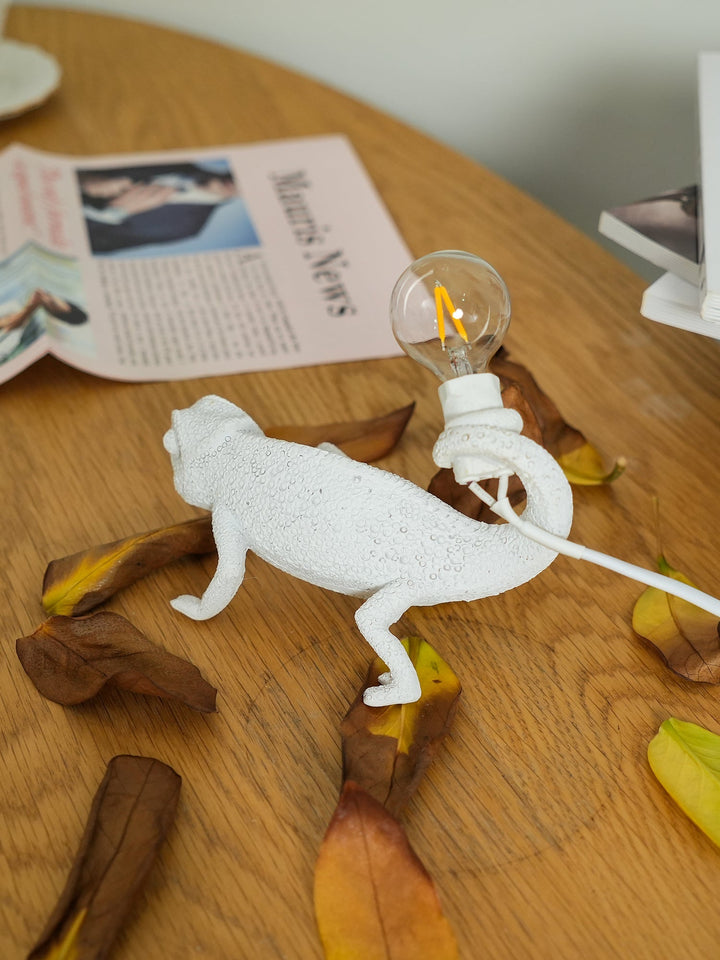 BowLift | CamouGlow – Resin Table Lamp with Charming Chameleon Detail