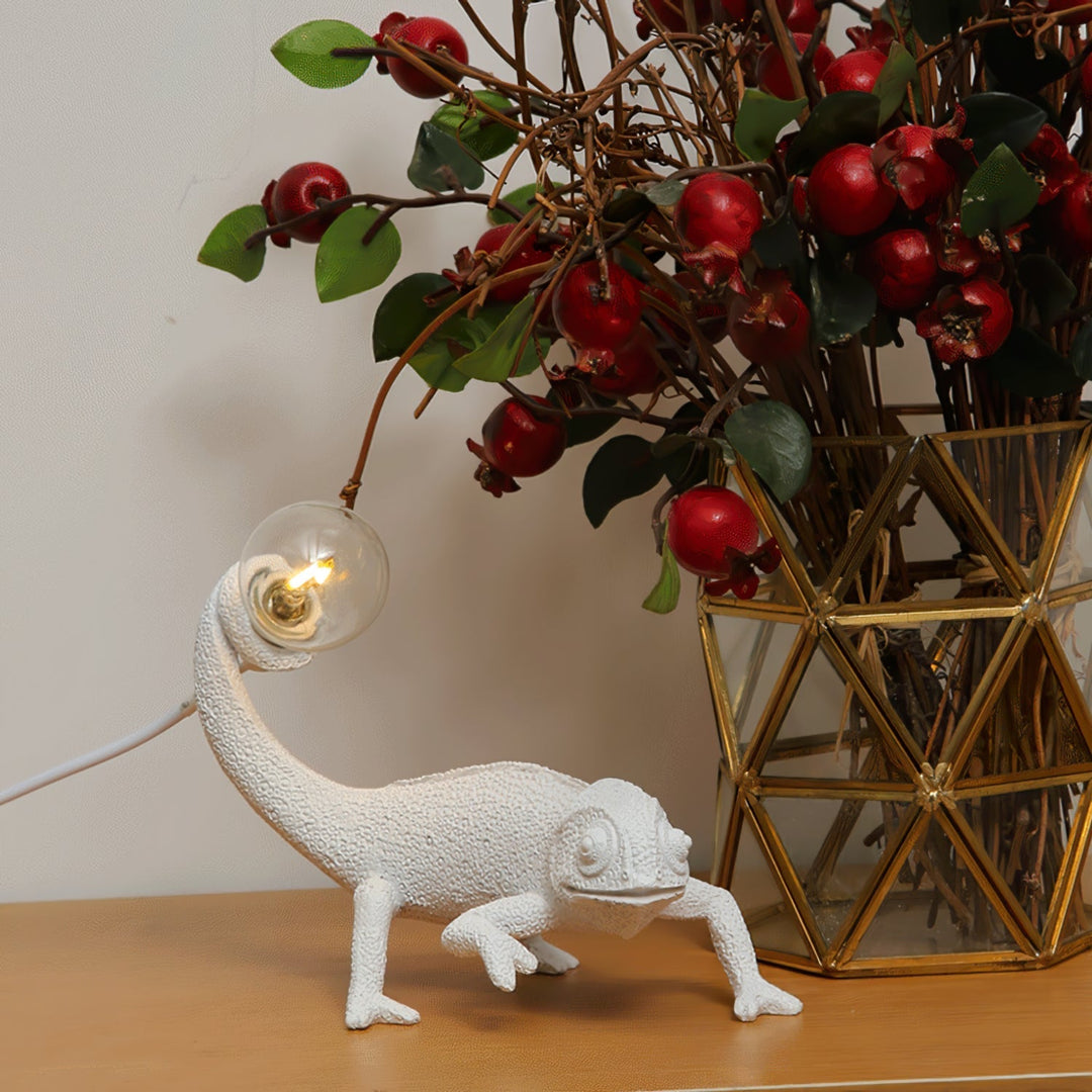 BowLift | CamouGlow – Resin Table Lamp with Charming Chameleon Detail