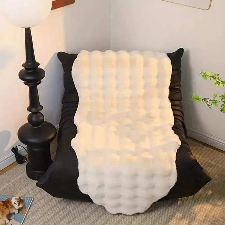 Ultra-soft plush blanket with non-slip back Bowlift