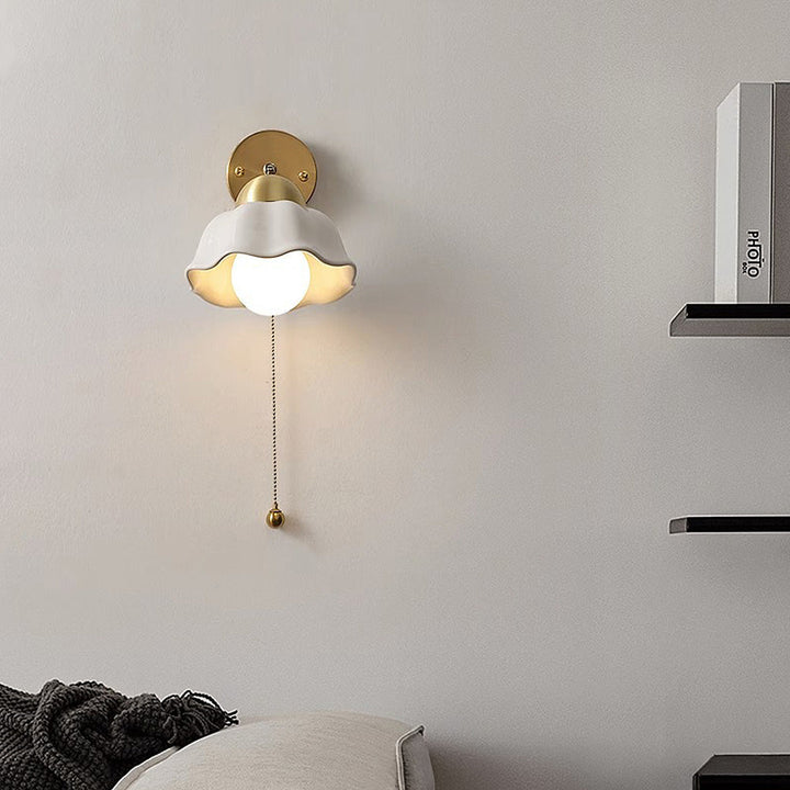 BowLift | Retro White Flowers Wall Lamp - Vintage Style for Your Interior