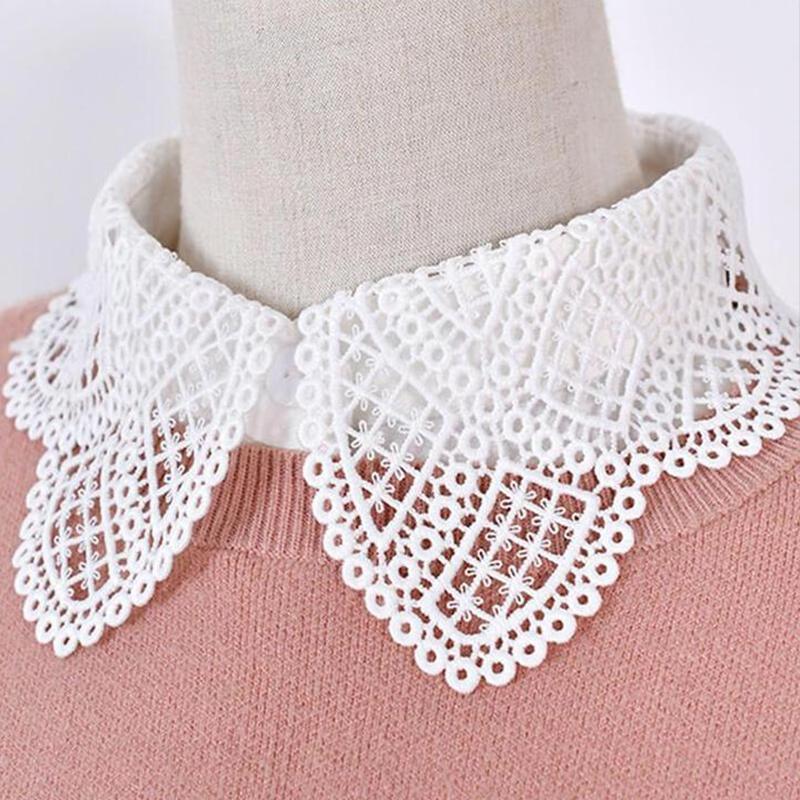 Women's blouse with lace insert | Bowlift