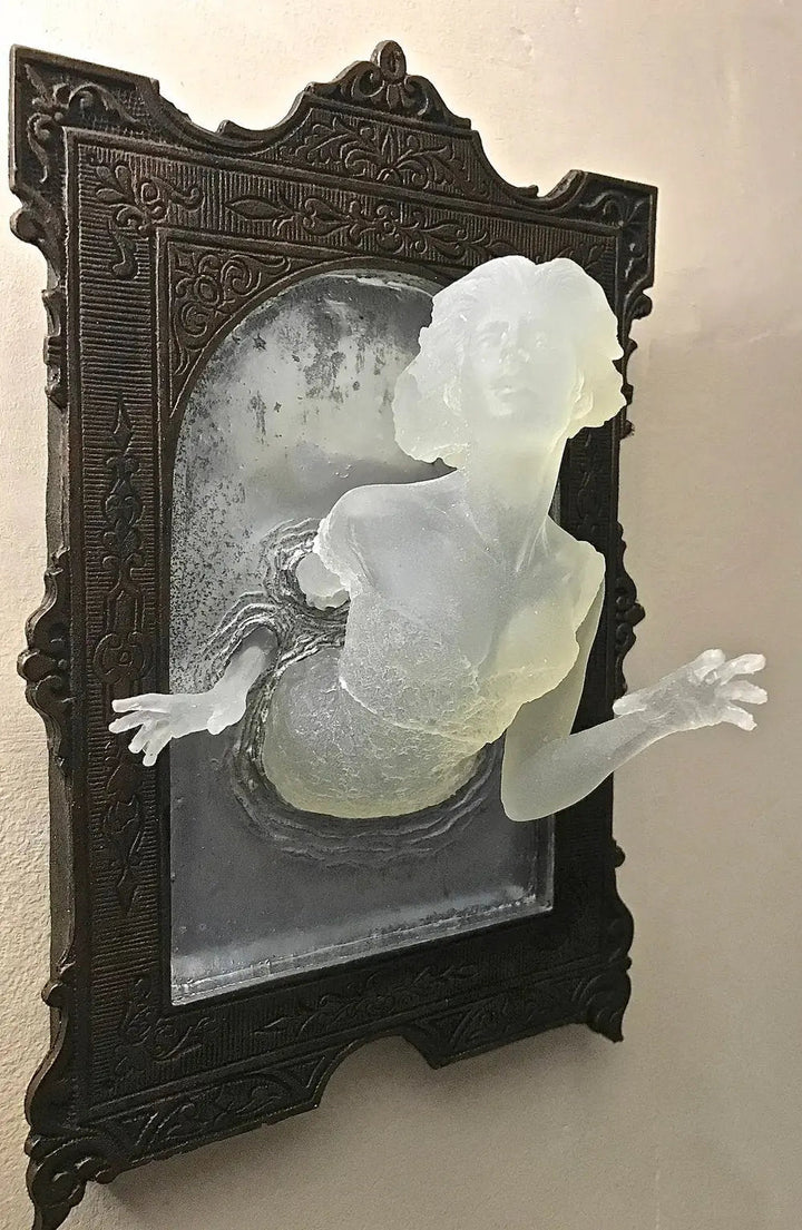 BowLift | Spirit in the Mirror – Shining 3D wall decoration made of resin for mysterious spaces