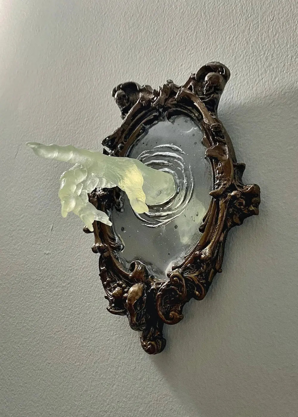 BowLift | Spirit in the Mirror – Shining 3D wall decoration made of resin for mysterious spaces