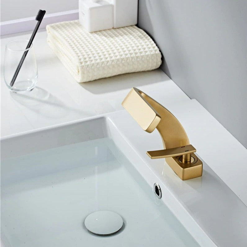 Everest - Modern Curved Faucet │ Daring and Refined Design | Bowlift